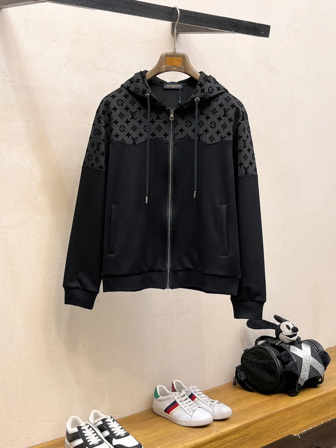 🅿️720 [LV Louis Vuitton] hot-selling suit is coming. Focus on the original version of the official website. 2025 new hot-selling cardigan and sweatshirt suit. The original order is the best. 🇭🇰The meticulous work of top designers. It has a fitting and perfect upper body effect. All-natural high-quality Tencel Roman cotton 100%, close-fitting comfort, noble and elegant! Original hardware embodies elegance and nobility! Counter size: M-3XL (maximum wear up to 190 pounds)